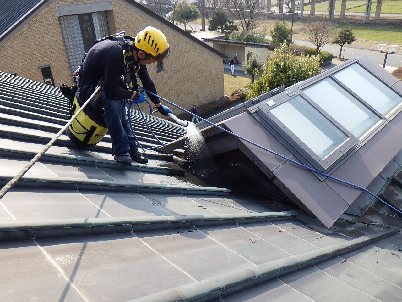 屋根の上で作業している男性
