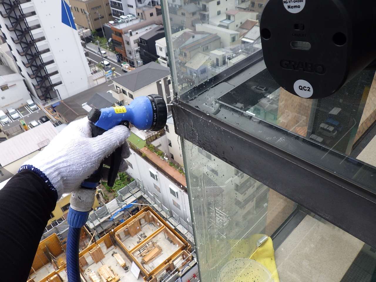 出窓ガラス廻りシーリング亀裂からの雨漏り　in大阪